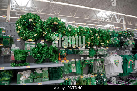 St Patricks Day articles à vendre dans un magasin d'un mois avant la célébration populaire. Banque D'Images