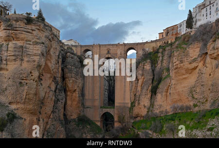 Puente Nuevo (Pont Neuf) à Ronda, Espagne à l'heure d'Or Banque D'Images