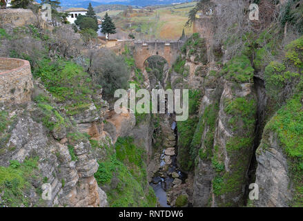 Vue de Puente Viejo (Vieux Pont) coup de Jardines de Cuenca à Ronda, Espagne Banque D'Images