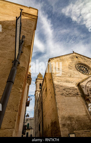 L'étonnante église de Saint-Nicolas des Grecs ou de Saint Nicola de Altamura. Les Pouilles. L'Italie. Bel après-midi d'été de rêve avec ciel nuageux ciel bleu. Vue de dessous et perspective de la rue Banque D'Images