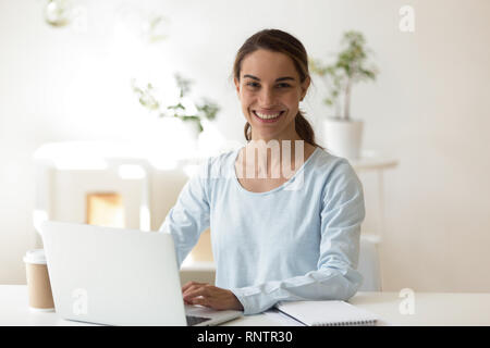 La réussite de l'auto-portrait utilisé woman posing looking at camera Banque D'Images