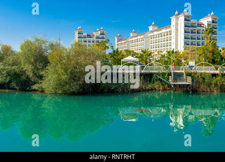 Alanya, Turquie - 05 octobre 2018. Beaux hôtels de la Turquie contre l'arrière-plan de montagnes au loin et le ciel bleu. Photos de la côte de la mer. Banque D'Images