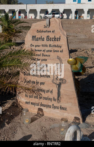 Mémorial à Marta Becket en face de l'Amargosa Opera Hotel, Death Valley Junction, California, United States. Banque D'Images