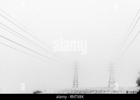 Vue de la ligne passant à travers le brouillard de neige Banque D'Images