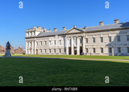 La Cour de la reine Anne et Statue du Roi George II, Université de Greenwich. Old Royal Naval College sur une belle journée ensoleillée, Greenwich, Londres, Angleterre. Banque D'Images