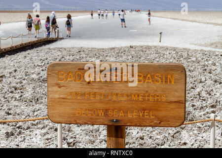 'Bassin' Badwater informations inscription au début de l'allée du bassin de Badwater, Death Valley National Park, California, United States. Banque D'Images