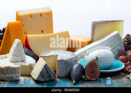 Assortiment de fromages européens célèbres, néerlandais balle rouge Edam et vieux fromages à trous, fromage Manchego Espagnol, Français soft Brie et Camembert, Anglais Banque D'Images