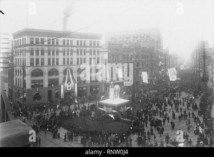 Célébration à Pioneer Square en l'honneur du retour des volontaires de la guerre hispano-américaine, Seattle, Washington, Californie (HESTER 347). Banque D'Images