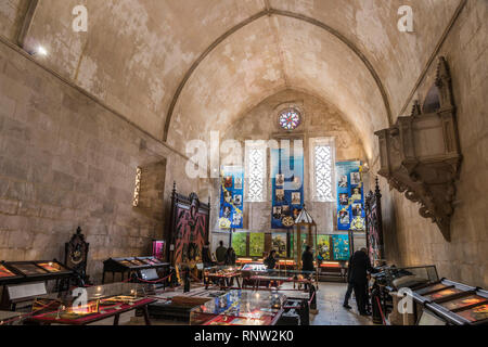 Batalha, Portugal. L'ancien réfectoire du monastère de Santa Maria da Vitoria, maintenant Musée de la Tombe du Soldat inconnu et abbey shop Banque D'Images