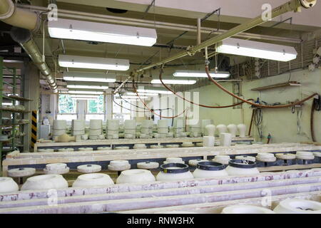 Poterie céramique traditionnelle sur la ligne de production en usine Banque D'Images