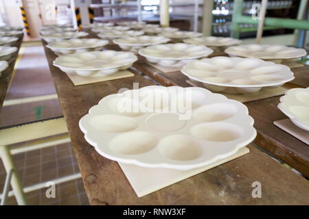 Poterie céramique traditionnelle sur la ligne de production en usine Banque D'Images