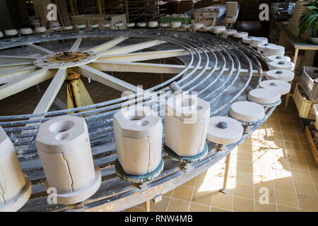 Poterie céramique traditionnelle sur la ligne de production en usine Banque D'Images