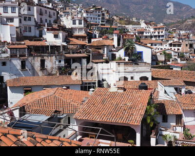 Se concentrer sur le terrain à cityscape paysages de la ville de Taxco historique au Mexique en 2018, jour d'hiver ensoleillé chaud Amérique du Nord sur Mars. Banque D'Images