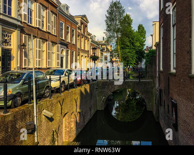 Une magnifique vue sur le vieux canal à l'aide de ponts et d'une rue avec de belles maisons, des voitures et des bicyclettes. Utrecht, Pays-Bas Banque D'Images