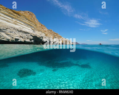 Mer Méditerranée côte rocheuse avec des fonds marins de sable sous l'eau, Espagne, las Negras, Almeria, Andalousie, split voir la moitié sur et sous l'eau Banque D'Images