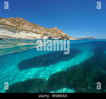 Côte Rocheuse avec des herbiers marins et sous-marins de sable, mer Méditerranée, l'Espagne, Cabo de Gata Nijar près du parc naturel de las Negras, Almeria, Andalousie Banque D'Images