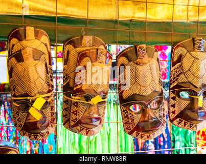 ARUTANGA, Aitutaki, ÎLES COOK - 30 septembre 2018 : des masques en bois sur le marché local. Avec selective focus Banque D'Images