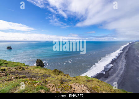 Plage de sable noir Dyrholaey vu du promontoire en Islande Banque D'Images