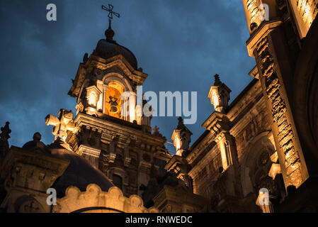 Par en dessous de la cathédrale en pierre de feux dans le cadre de ciel nocturne, Espagne Banque D'Images