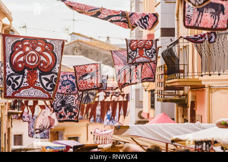 Valencia, Espagne - 27 janvier 2019 : bannières médiéval accroché entre rues à un festival en plein air. Banque D'Images