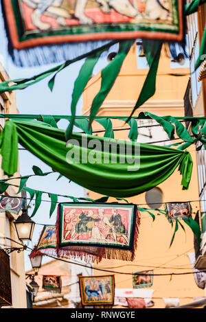 Valencia, Espagne - 27 janvier 2019 : bannières médiéval accroché entre rues à un festival en plein air. Banque D'Images