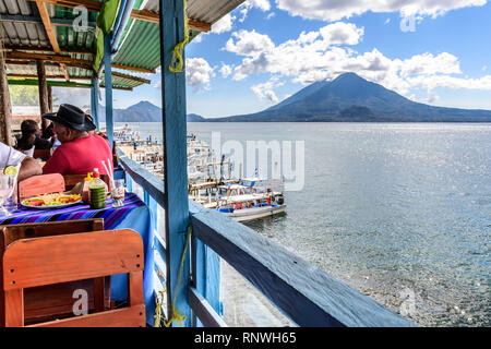 Panajachel, Lac Atitlan, Guatemala - 25 décembre 2018 : le restaurant au bord du Lac le jour de Noël à Panajachel avec volcans Toliman et Atitlan derrière. Banque D'Images