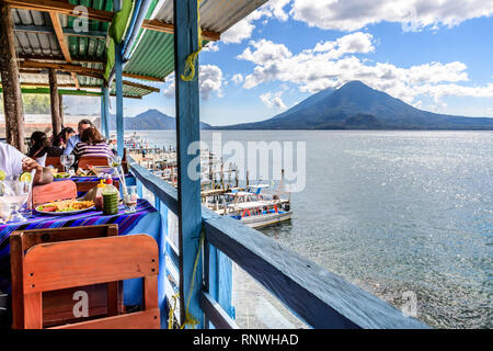 Panajachel, Lac Atitlan, Guatemala - 25 décembre 2018 : le restaurant au bord du Lac le jour de Noël à Panajachel avec volcans Toliman et Atitlan derrière. Banque D'Images