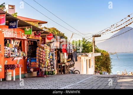 Panajachel, Lac Atitlan, Guatemala - 29 décembre 2018 : les magasins au bord du lac de Panajachel avec volcan San Pedro derrière. Banque D'Images