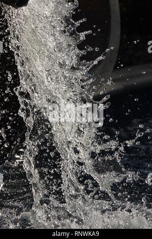 Une vue rapprochée de gouttelettes figés dans le temps que l'eau tombe d'une cascade. Banque D'Images