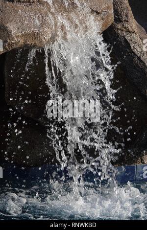Une vue rapprochée de gouttelettes figés dans le temps que l'eau tombe d'une cascade. Banque D'Images