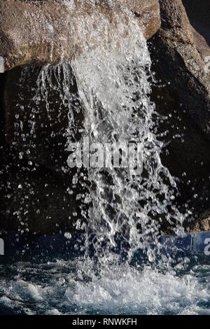 Une vue rapprochée de gouttelettes figés dans le temps que l'eau tombe d'une cascade. Banque D'Images