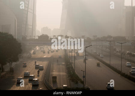 Le trafic et les piétons à des niveaux dangereux de la pollution de l'air à Cyber City, Gurugram, Inde Banque D'Images