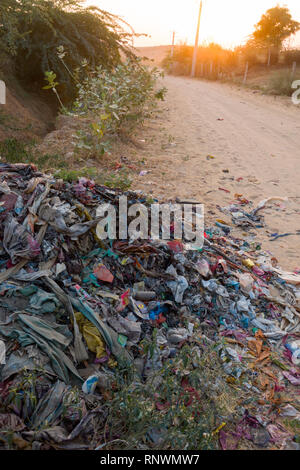 Tas de saletés sur le bas-côté de la route à Pushkar, Inde Banque D'Images