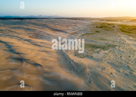 Vue aérienne de dunes de sable près de l'océan au coucher du soleil. Anna Bay, New South Wales, Australie Banque D'Images