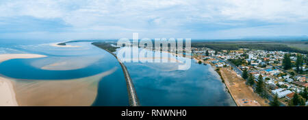 Panorama de l'antenne de Harrington et mur de la Rivière Manning de la bouche. Harrington, New South Wales, Australie Banque D'Images