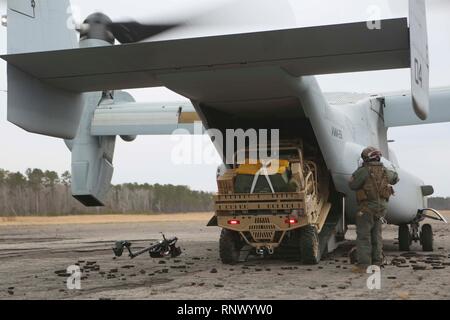 Marines décharger une tâche Utilitaire véhicule d'un MV-22B Osprey sur Camp Lejeune, en Caroline du Nord, le 19 février, 2019. L'UTV accroissement de la mobilité et de capacité de charge pour les Marines au cours d'un exercice de l'occupation de l'aérodrome. L'UTV est avec la 24e Marine Expeditionary Unit. L'avion est à l'escadron 261 à rotors basculants moyen maritime. (U.S. Marine Corps photo par Lance Cpl. Camila Melendez) Banque D'Images