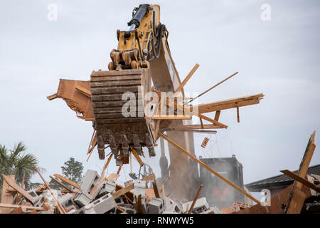 Scott Gilmore, une excavation, l'opérateur utilise un utilitaire à l'autel au niveau de la pelle à Chapel 2 à la base aérienne Tyndall, en Floride, le 15 février 2019. La chapelle a été gravement endommagé par l'ouragan Michael, une tempête de catégorie 4 qui a frappé le 10 octobre 2018. La démolition a marqué le début d'un long processus visant à éliminer les structures endommagées, pour faire place à une nouvelle construction. (U.S. Photo de l'Armée de l'air par la Haute Airman Javier Alvarez) Banque D'Images