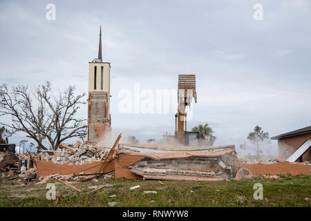 Scott Gilmore, une excavation, l'opérateur utilise un utilitaire à l'autel au niveau de la pelle à Chapel 2 à la base aérienne Tyndall, en Floride, le 15 février 2019. La chapelle a été gravement endommagé par l'ouragan Michael, une tempête de catégorie 4 qui a frappé le 10 octobre 2018. La démolition a marqué le début d'un long processus visant à éliminer les structures endommagées, pour faire place à une nouvelle construction. (U.S. Photo de l'Armée de l'air par la Haute Airman Javier Alvarez) Banque D'Images