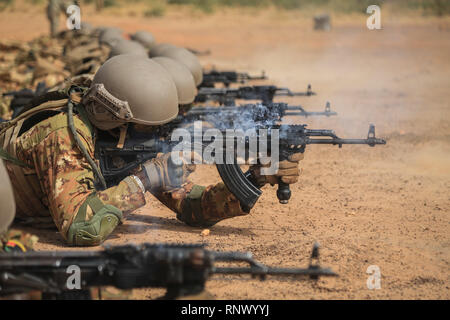 Des soldats maliens zéro leurs armes près de Loumbila, au Burkina Faso le 17 février 2019. Le champ de tir réel a été l'occasion lors de l'exercice Flintlock 19 pour la Des soldats maliens à conserver des armes et tactiques. Flintlock 2019 renforce la capacité des pays participants à l'appui de la coopération régionale, la sécurité et l'interopérabilité. (Photo de l'Armée américaine par la CPS. Peter Seidler) Banque D'Images