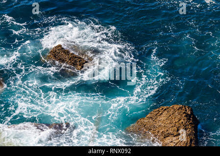 Les vagues se brisant sur une roche. Deep Blue Sea waves frappé, frappé des rochers falaise falaise. La mer puissante vagues se brisant sur une falaise, les projections sur les rochers. Strong ocea Banque D'Images