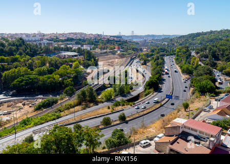 Vue panoramique sur Lisbonne. Billet Portugal. Des routes et des ponts dans grande ville européenne Banque D'Images