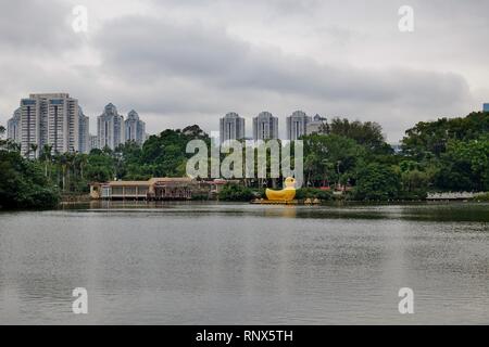 SHENZHEN, CHINE -23 DEC 2018- Vue du canard jaune géant des bateaux sur un lac de litchi (Litchi, Lizhi Park) à Shenzhen, Guangdong, Chine. Banque D'Images