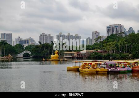 SHENZHEN, CHINE -23 DEC 2018- Vue du canard jaune géant des bateaux sur un lac de litchi (Litchi, Lizhi Park) à Shenzhen, Guangdong, Chine. Banque D'Images