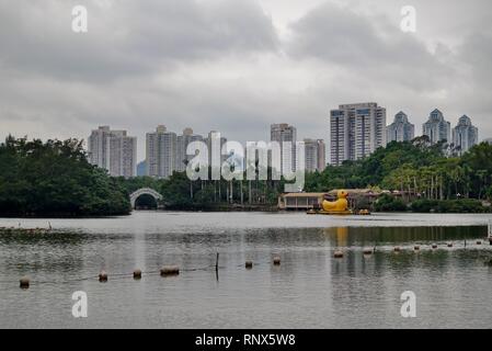 SHENZHEN, CHINE -23 DEC 2018- Vue du canard jaune géant des bateaux sur un lac de litchi (Litchi, Lizhi Park) à Shenzhen, Guangdong, Chine. Banque D'Images