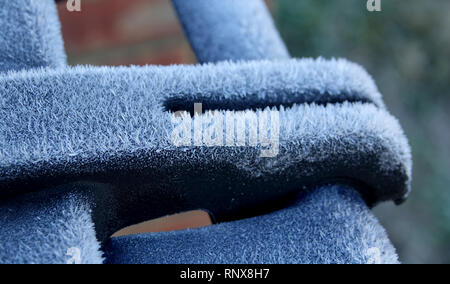 Givre semble ressembler à un blanc-gris plumeux dépôt cristallin de vapeur d'eau sur un contenant en plastique Banque D'Images