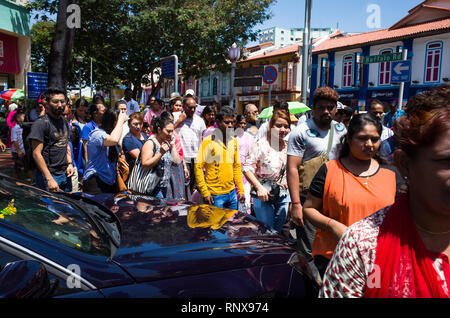 Foule touristique balade autour d'une voiture en feu sur Serangoon Road - Deepavali Festival - Little India, Singapour Banque D'Images