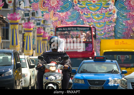 L'homme à casque, Riding Scooter lors de la Deepavali colorés Festival à Little India, Singapour Banque D'Images