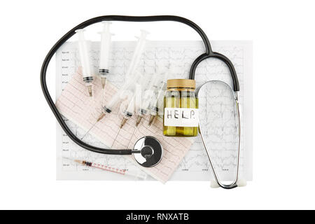 Beaucoup de seringues, stéthoscope et bouteille avec pilules le cardiogramme. Isolées. Banque D'Images