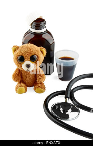 Jouet en peluche, stéthoscope et bouteille avec la médecine. Isolées. Banque D'Images