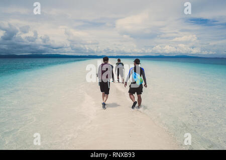 3 hommes chinois marche sur sable blanc sur une île à l'autre Tour - Kalanggaman, Leyte, Philippines Banque D'Images